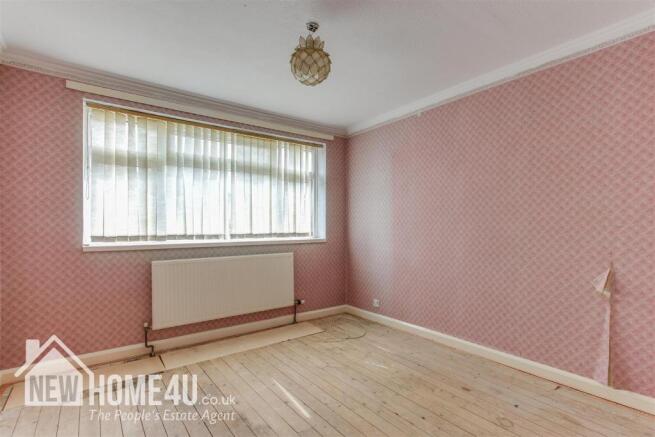 MASTER BEDROOM: