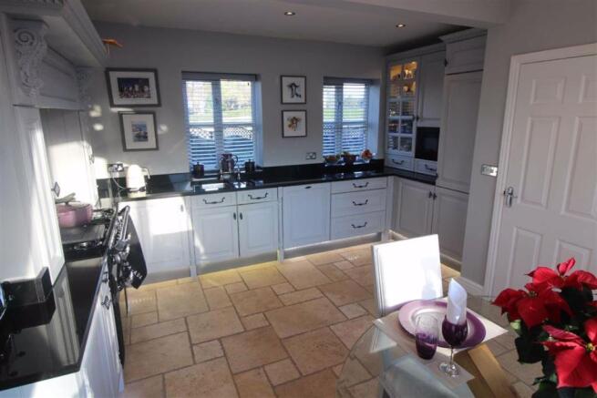 KITCHEN\DINING ROOM