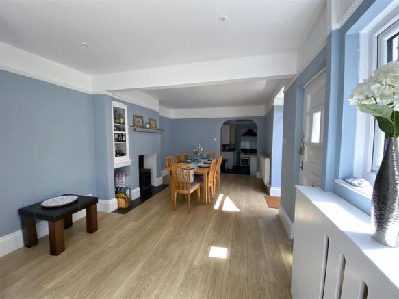 67 Newport Road dining 2.jpg