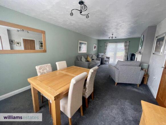 Lounge/ Dining Room