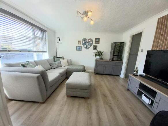 46 Laur Ave L Room 2.jpg