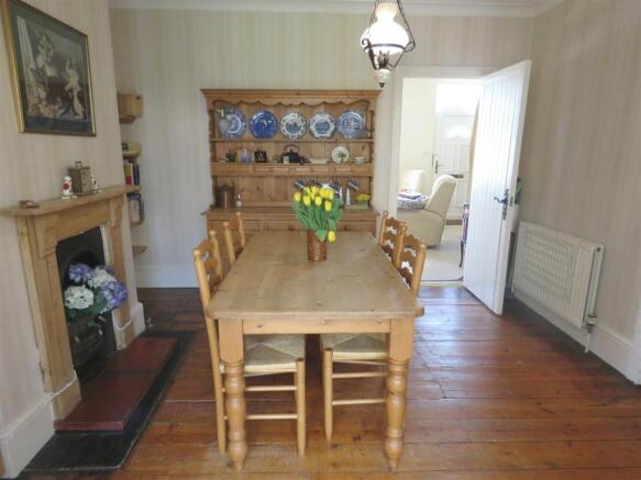 Dining room (b).JPG