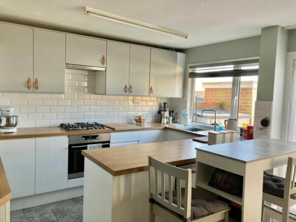 KITCHEN/DINING ROOM