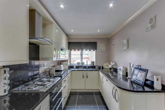 23 Whitland Way-4.jpg