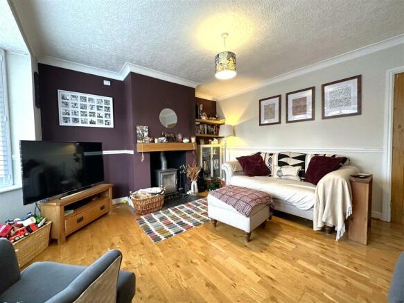 Lovely lounge With Log Burner 465
