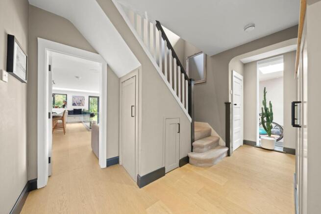 Hillcrest Gardens, Esher, KT10 photo 4