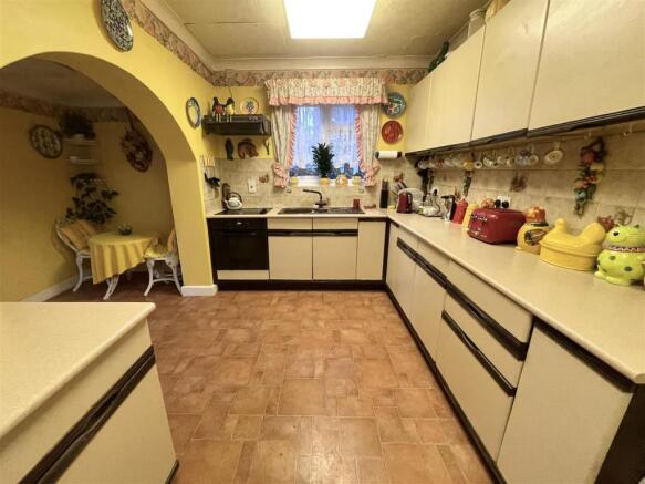 KITCHEN / DINER :