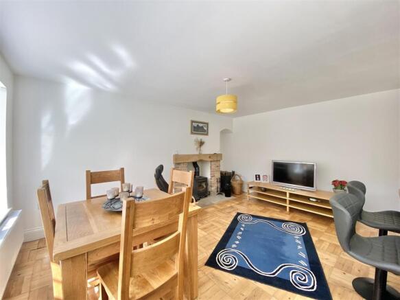4 bed Detached for sale Image 9