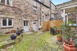 42b Courtyard Cottage, Main Street, Carnforth LA6 2AJ