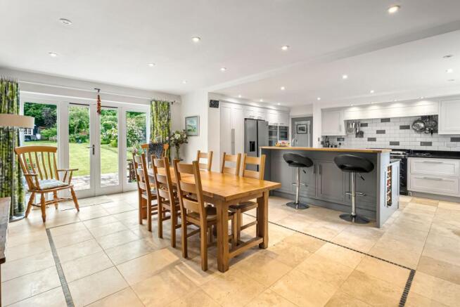 6 bed Detached for sale Image 6