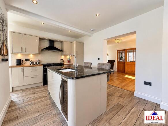 Kitchen 2.jpg