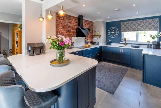 5 bed Detached for sale Image 8