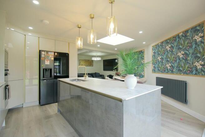 5 bed Semi-Detached for sale Image 9