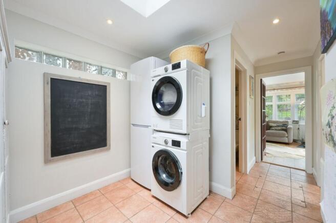 Hookfield, Epsom, KT19 photo 4