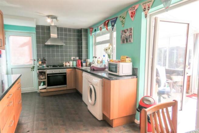 Kitchen 2.JPG