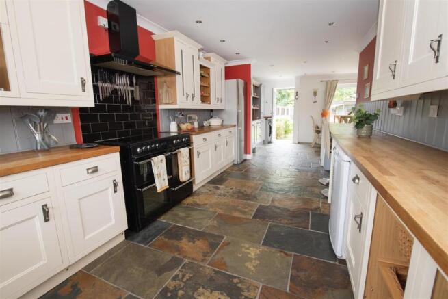 5 bed Detached for sale Image 4