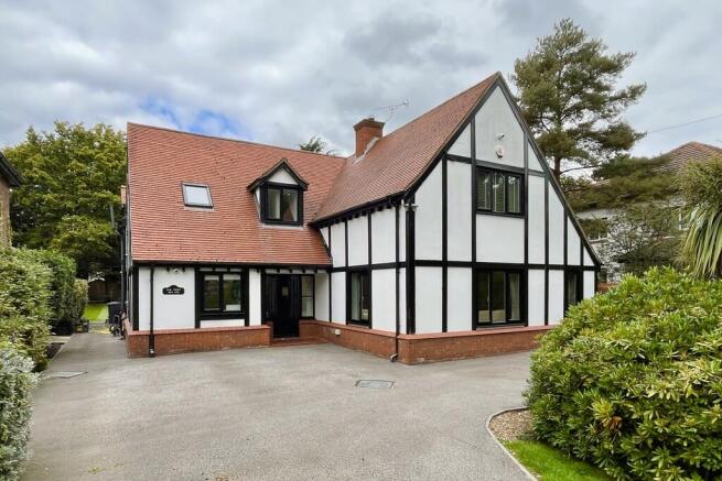 5 bed Detached for sale Image 5