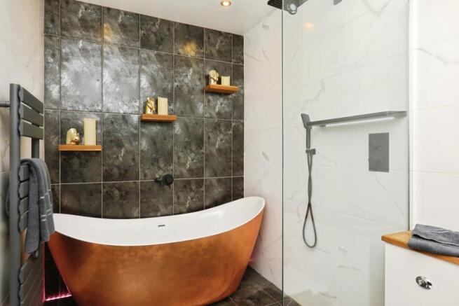 3 bed Flat for sale Image 3