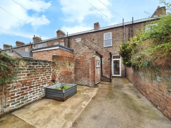 2 bed Terraced to rent Image 5