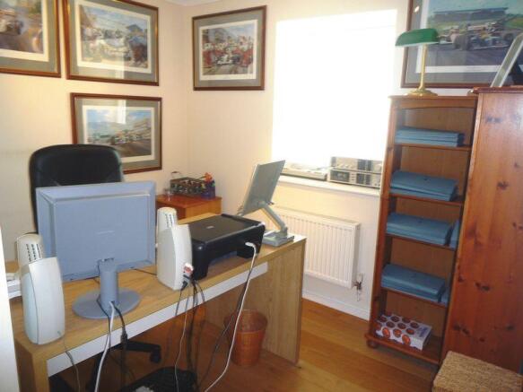 Bed 5/ home office
