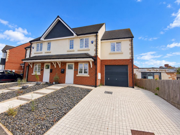 4-bed semi-detached on Mill Hill Road, Hinckley, £350,000