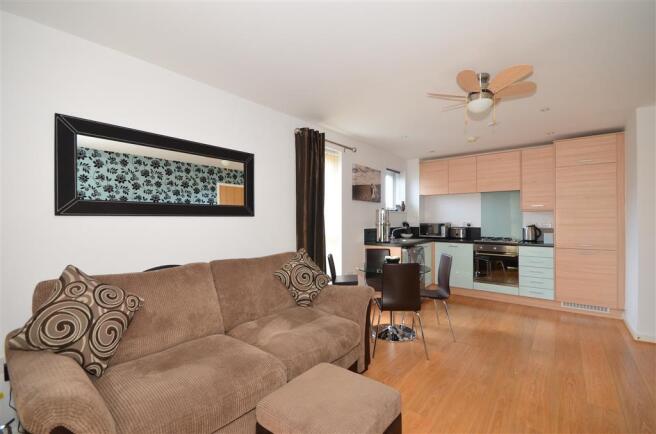 Lounge/Kitchen Area