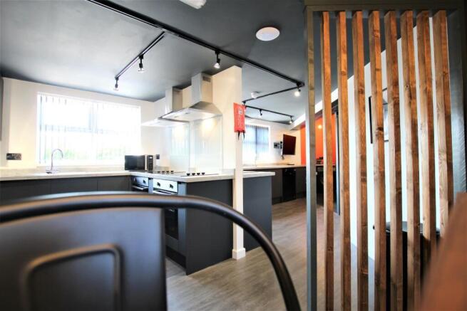 flat 2 kitchen.JPG