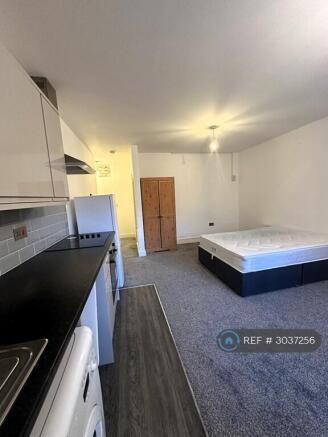 Studio to rent Image 8
