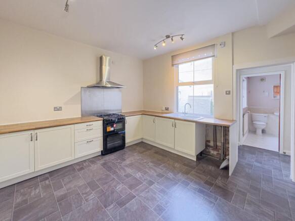 2 bed Terraced to rent Image 5