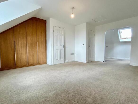 4 bed Semi-Detached to rent Image 7