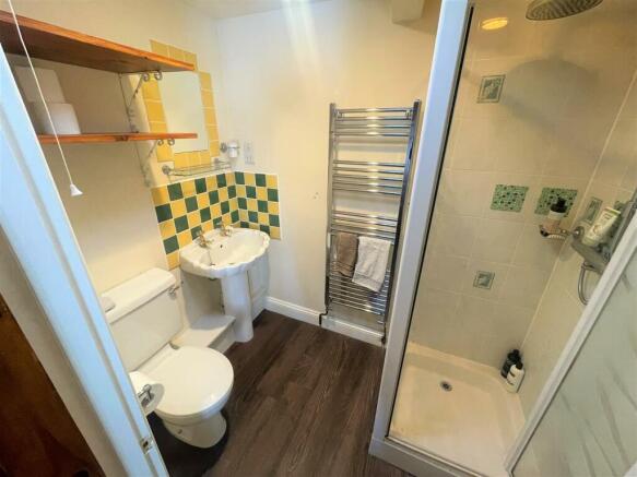 En Suite to Bedroom 2