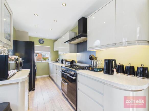 3 bed Semi-Detached for sale Image 8