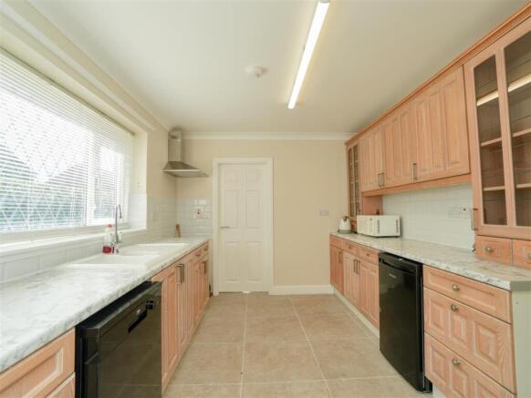 3 bed Detached Bungalow to rent Image 4