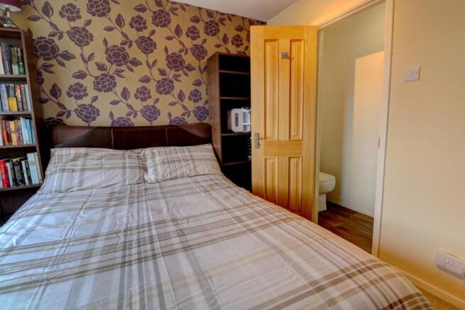 Bedroom 2/ Ensuite