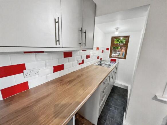 2 bed Terraced to rent Image 5