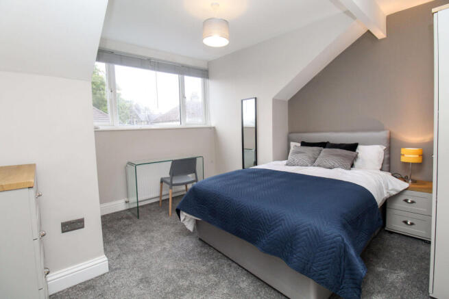 4 bed House to rent Image 5