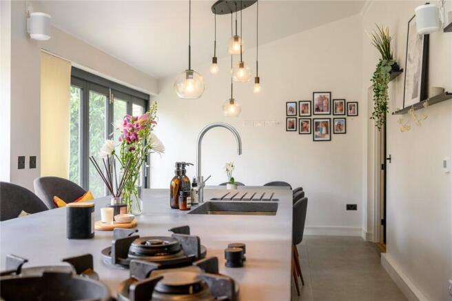 5 bed Link Detached House for sale Image 11