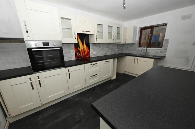 2 bed Terraced to rent Image 4