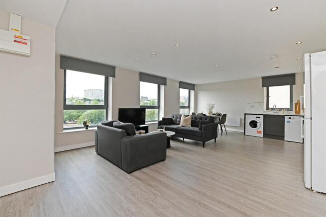 4 bed Apartment to rent Image 8