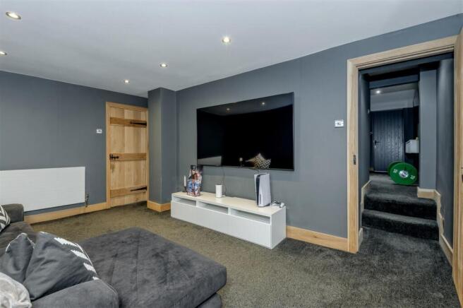 5 bed Detached for sale Image 11