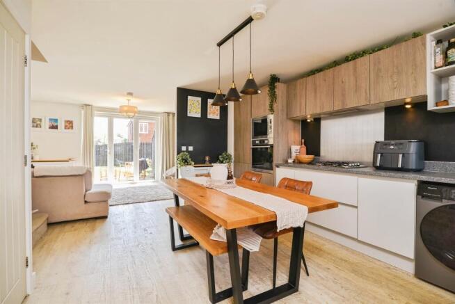 3 bed Semi-Detached for sale Image 8