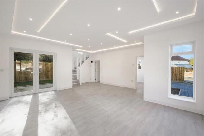 2B Hollycroft Avenue Wembley HA9 8LF - 010.jpg