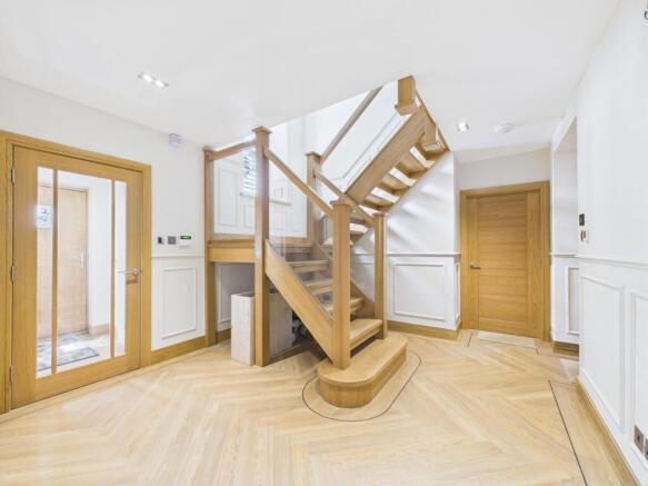 5 bed Detached for sale Image 9