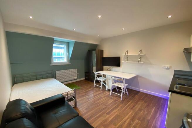 Studio to rent Image 6