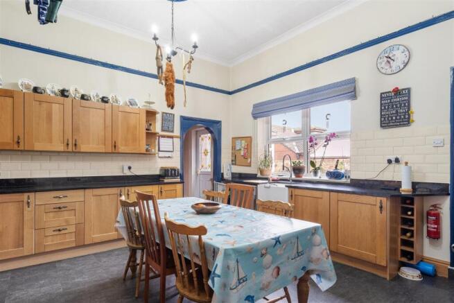 5 bed Detached for sale Image 7
