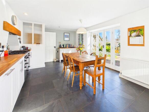 KITCHEN/DINING ROOM