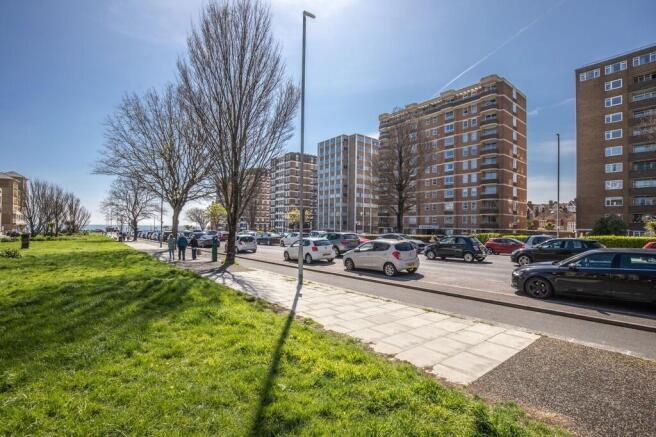 Grand Avenue, Hove photo 4