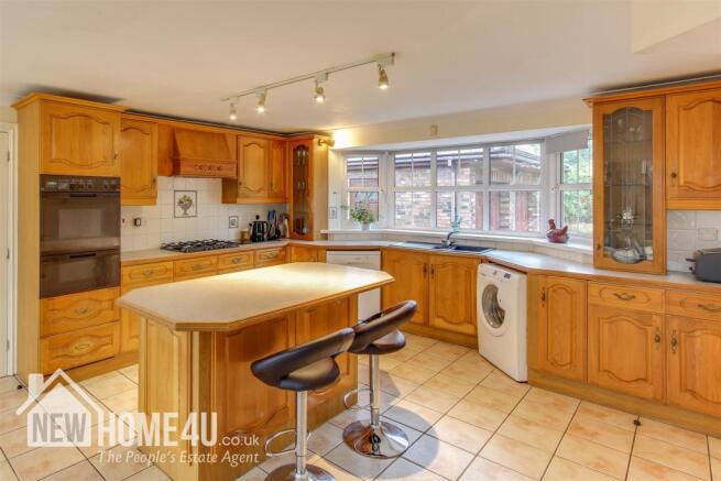 KITCHEN / DINER:
