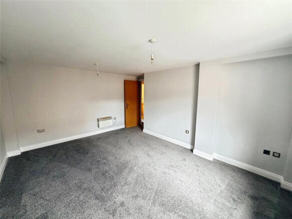 3 bed Flat for sale Image 9