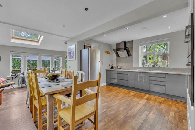 5 bed Semi-Detached for sale Image 5